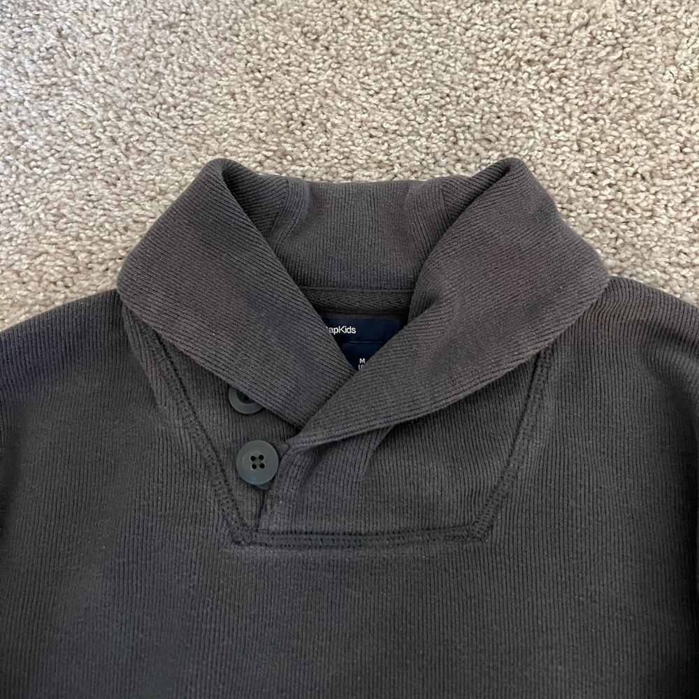 🔘GAP: Boy size M, charcoal pullover sweater w/buttons & front pocket, preowned🔘 - Picture 5 of 10